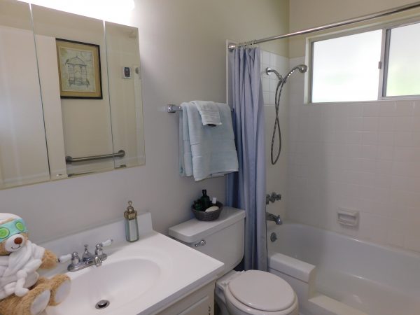 grossmont-gardens-senior-living-one-bedroom-bathroom.jpg