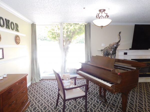 grossmont-gardens-senior-living-piano.jpg