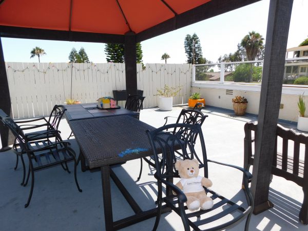 grossmont-gardens-senior-living-shaded-patio.jpg