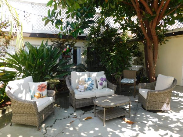 grossmont-gardens-senior-living-shaded-sitting-area.jpg