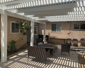 paradise-seniors-living-valley-patio.jpeg