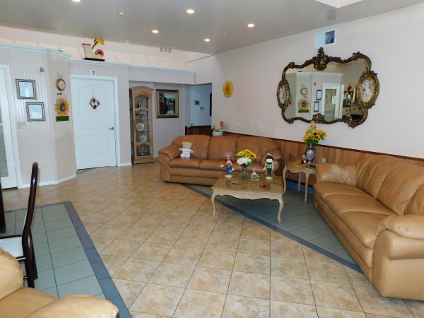 kings-care-assisted-living-llc-3-living-room.jpg