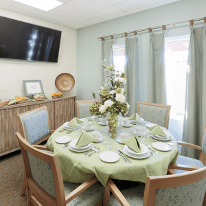 newport-beach-memory-care-private-dining-area.png