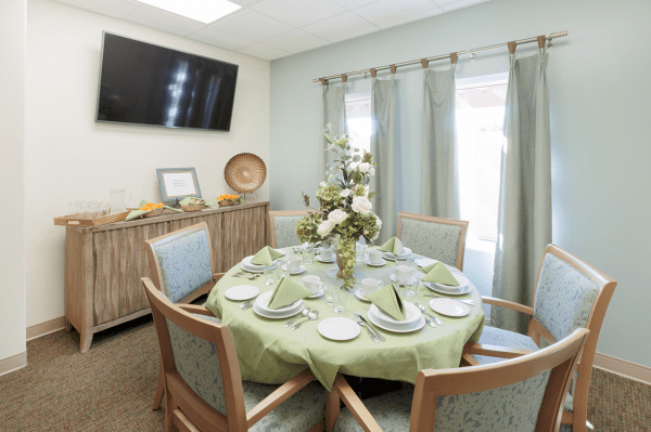 newport-beach-memory-care-private-dining-area.png